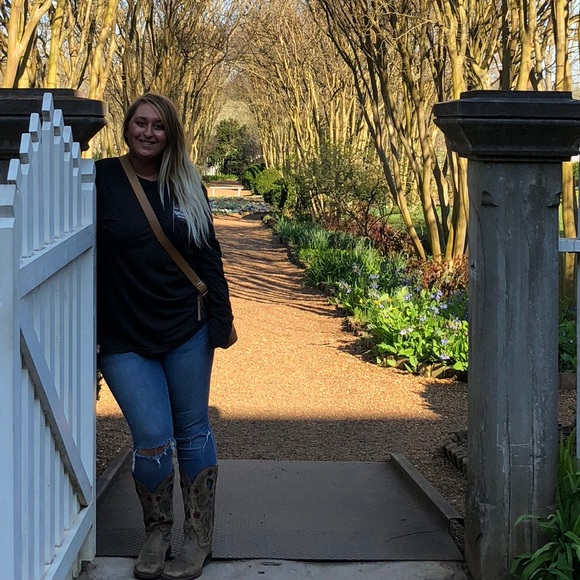 Meet your Posher, Erica🌸👩🏼⚕️ - Picture 2 of 8